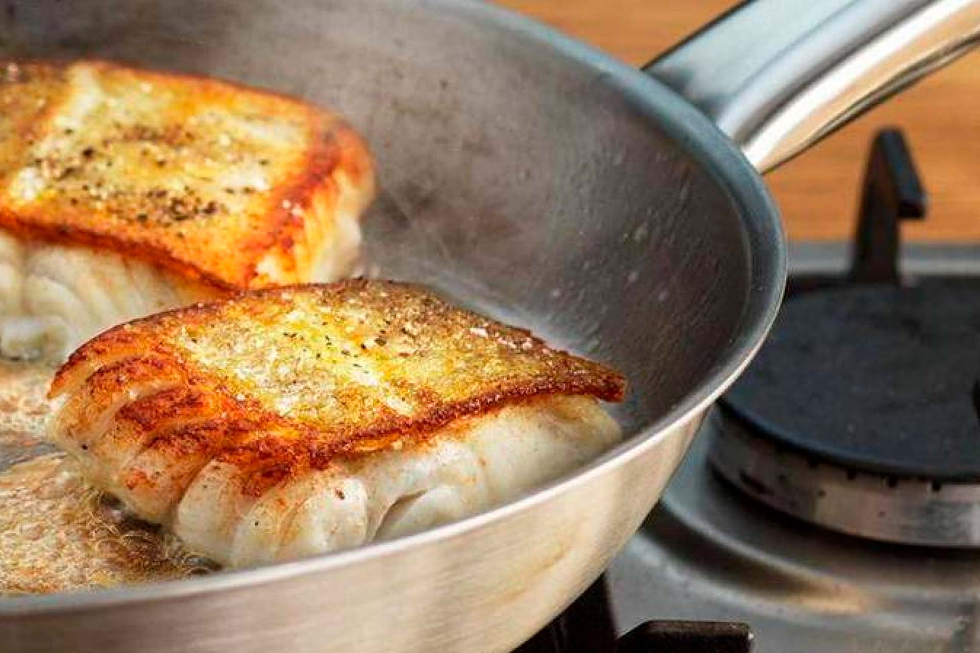 Сколько жарить кусочки филе. Рыба треска жареная. Жареная рыба на сковороде. Треска жареная на сковороде. Филе трески жареное.